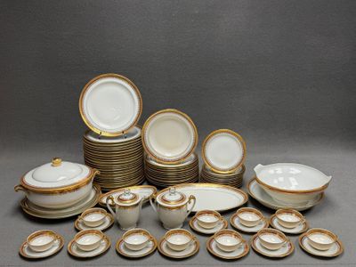 Partie de service de table en porcelaine de Limoges. -21 ass…