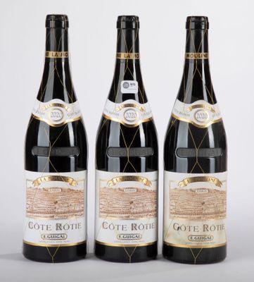 trois bouteilles de vin posées l'une à côté de l'autre sur une table