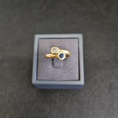 une bague en or sertie d'un saphir