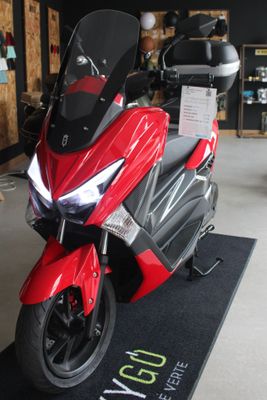 une moto rouge exposée dans un showroom