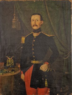 portrait d'un homme en uniforme militaire debout devant une table sur laquelle se trouve un oiseau