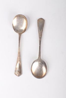 deux cuillères et une cuillère posées sur une surface blanche
