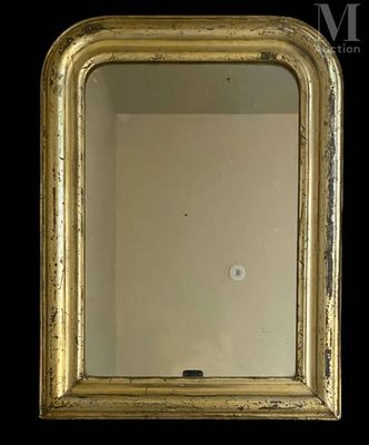 une image représentant un miroir à cadre doré accroché à un mur noir