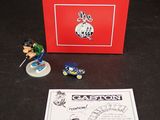 figurine de Mickey Mouse dans une boîte rouge sur laquelle figurent des instructions