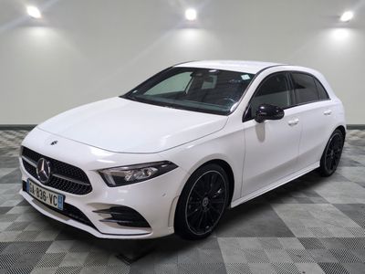 La Mercedes CLA est garée sur un sol en dalles à damier