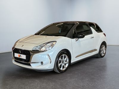 la petite voiture blanche est garée dans une grande pièce