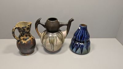 trois vases différents posés sur une table blanche