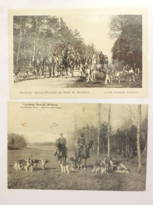 deux vieilles photos en noir et blanc représentant des personnes à cheval et des chiens