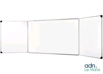 un gros plan d'un tableau blanc posé sur une surface blanche