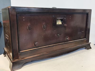 une vieille radio posée sur une table dans une pièce