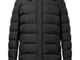 une veste noire à capuche sur fond blanc