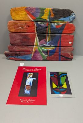 plusieurs œuvres d'art exposées sur une table devant un mur