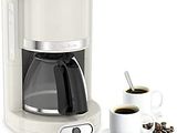 une cafetière avec une tasse de café à côté