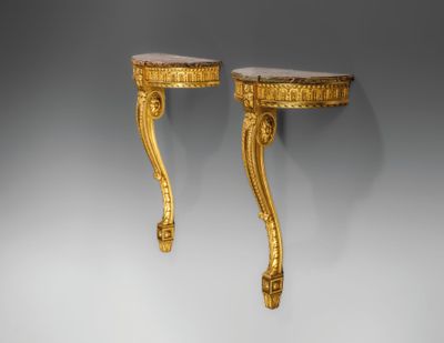une paire de consoles de style Louis II en bois de gilp et marbre
