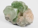 un petit morceau de roche surmonté de cristaux verts