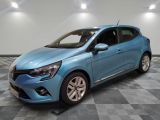 une voiture bleue garée dans une pièce au sol en damier