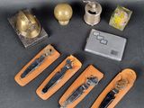 un grand nombre d'objets posés sur une table