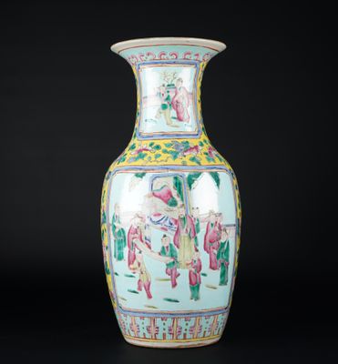 une image représentant un vase orné d'une peinture, sur fond noir