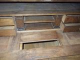une photo d'un parquet troué
