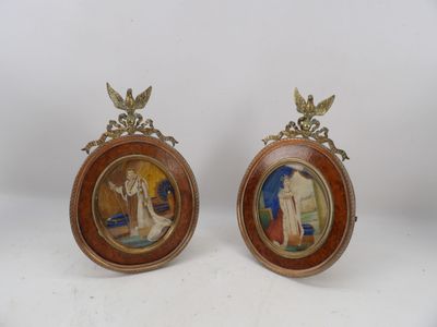 paire de peintures miniatures anciennes représentant un homme et une femme, dans un cadre en bois