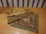 deux morceaux de tissu posés sur une table sur laquelle se trouve une image