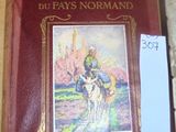 un livre rouge sur lequel figure l'image d'un homme à cheval