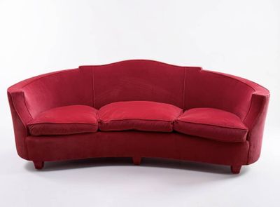 une image représentant un canapé rouge aux lignes courbes sur fond blanc