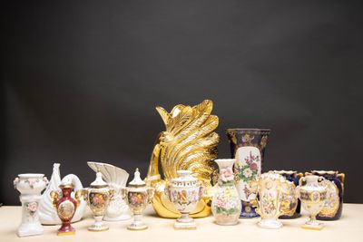 de nombreux vases de toutes sortes sur la table