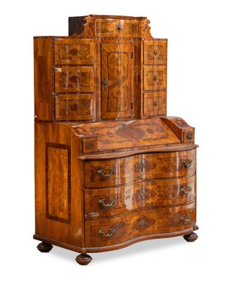 un bureau ancien en bois avec des tiroirs montés sur roulettes