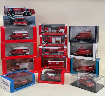 de nombreux modèles différents de camions de pompiers dans une vitrine