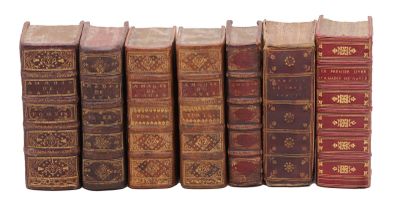 plusieurs vieux livres sont alignés sur une surface blanche
