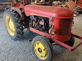 un tracteur rouge garé dans un garage