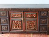 une armoire en bois surmontée d'un miroir