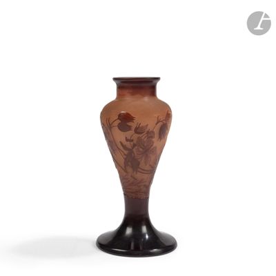 un vase marron avec un socle noir sur fond blanc