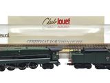 un petit train qui se trouve à côté d'une boîte