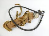 un masque à gaz et un tuyau relié à un sac