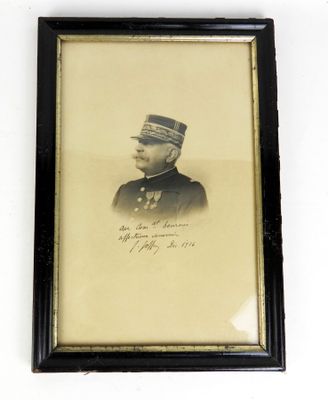 une vieille photo d'un homme en uniforme militaire, dans un cadre noir