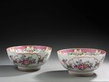 paire de bols chinois de style « famille noire » à motifs floraux, XIXe-XXe siècle