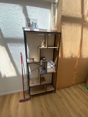 une photo d'une pièce avec une étagère et une serpillière