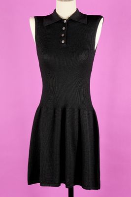 une robe noire sur un mannequin mannequin mannequin mannequin mannequin mann