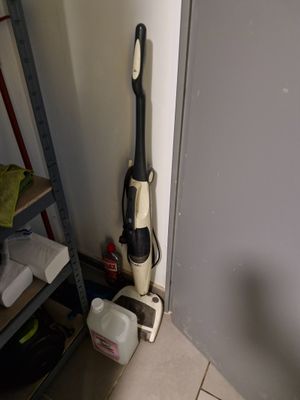 Balai vapeur STUDIO filaire. On y joint un aspirateur sans m…