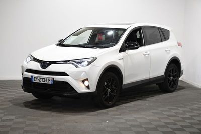 une Toyota RAV blanche garée dans une pièce au sol carrelé