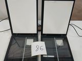 deux ordinateurs portables ouverts posés sur une table, avec une étiquette de prix