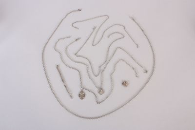 une assiette blanche sur laquelle sont posés un collier et une paire de boucles d'oreilles