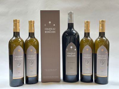trois bouteilles de vin posées à côté d'une boîte de vin