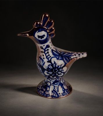 un vase bleu et blanc avec un oiseau dessus