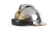 un casque en argent surmonté d'une couronne en or