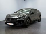 Le nouveau SUV Toyota C-HR est garé dans un showroom.