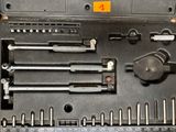 un coffret d'outils contenant une règle et d'autres outils