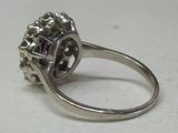 une image représentant une bague en argent sertie d'une pierre rouge